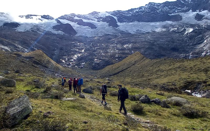 Eine Gruppe von Wandreren im Hochgebirge.